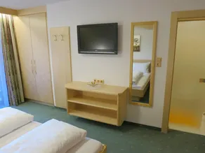 Apartment with garden, terrace & sauna - Image 2