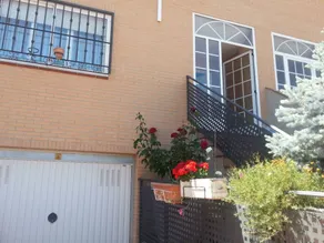Apartment with garden & terrace - Image 4