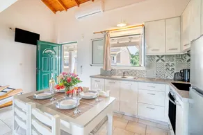 Studio with garden, fast internet & pool | Sea view - Image 3
