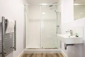 Contemporary 2 Bedroom Home in York - Image 5