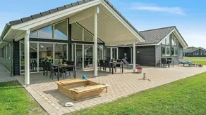 House with terrace, pool & jacuzzi - Image 2