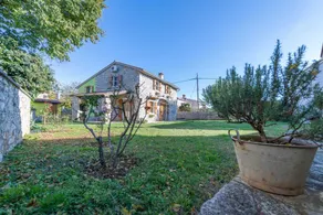 Alojamiento con terraza, barbacoa y jardín | Vistas a la piscina - Image 4