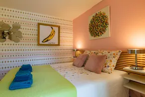 Lodge avec piscine, barbecue et terrasse | Vue jardin - Image 5