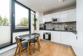 Stylish Flat by Victoria Park - Image 3