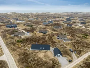 Holiday home with terrace - Image 3