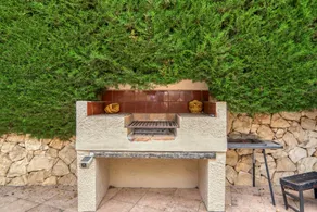 Fully equipped spacious villa with barbeque, garden & fast internet | Sea view - Image 5