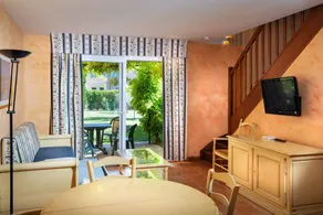 Family-oriented villa with pool, sauna & garden - Image 4