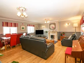 Family-oriented nice cottage with hot tub & garden - Image 3