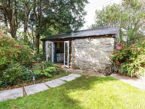 Cottage with barbeque & garden - Image 2