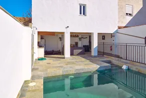 Ferienhaus mit Terrasse, Grill und privatem Pool | Stadtblick - Image 2