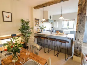 Cottage with garden & hot tub - Image 3