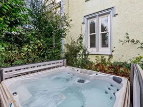 Cottage with jacuzzi & garden - Image 3
