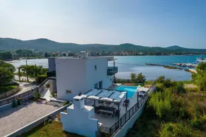 House with terrace, sauna & private pool - Image 2