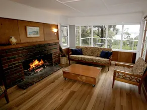 Picturesque Cottage Rental with Modern Amenities near Hobart in Spring Beach, Tasmania - Image 2