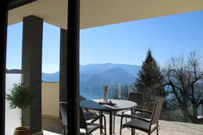 In panoramischer Lage, modernes Apartment im ersten Stock einer neuen Residenz mit SPA. Große Fenster rahmen die einzigartige Landschaft des Comer Sees. Dieses Apartment verfügt über eine schöne Terrasse mit Tisch, Stühlen und Sofa. Das Wohnzimmer ist ein - Image 2