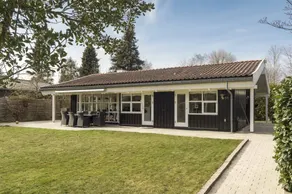 Fully equipped holiday home with terrace & garden - Image 4