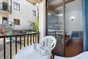 Apartamento con terraza, jardín y piscina privada | Vistas a la montaña - Image 4