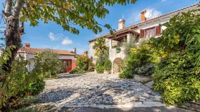 Charming holiday apartment with garden, pool & terrace - Image 2