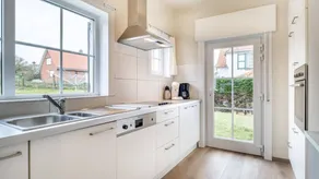 Holiday apartment with garden & BBQ | Next to the beach - Image 4