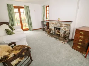 Cottage with garden - Image 2