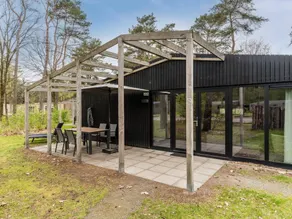 Lodge with terrace, heated pool & sauna - Image 4