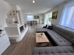 Charming Holiday Home with Free Wi-Fi, Parking and Shared Garden - Image 3