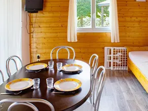Chalet with heated pool, BBQ & terrace - Image 5