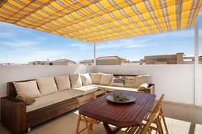 Appartement de vacances avec piscine, internet haut débit et terrasse | Vue ville - Image 3