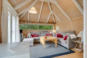 Children-friendly house with pool - Image 4