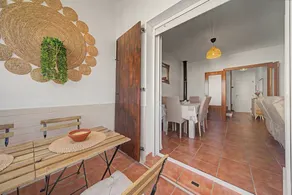 Agréable appartement de vacances avec terrasse, piscine et jardin | Vue ville | Idéal pour le télétravail - Image 5