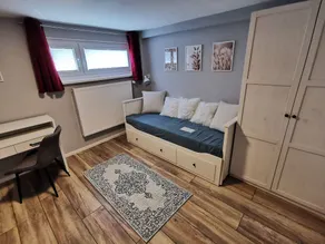 Flat with garden & terrace - Image 4