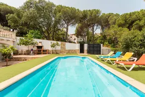 Big holiday apartment with terrace, barbeque & private pool | Mountain view | Beach nearby | Pets allowed - Image 3