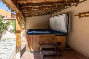 House with hot tub & garden - Image 3