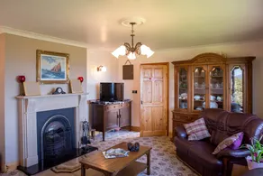 Fully equipped spacious holiday home with BBQ & garden | Beach nearby - Image 2