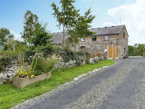 Cottage with garden & barbeque | River view - Image 3