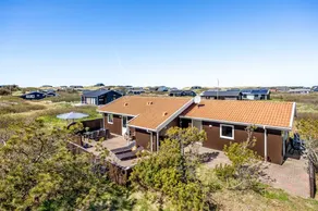 Holiday home with terrace & jacuzzi - Image 2