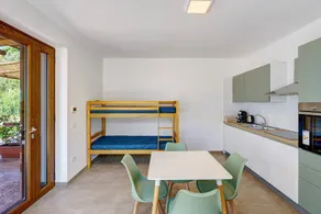 Apartment 3 – Leucosia mit Meerblick, privater Terrasse und Klimaanlage - Image 3