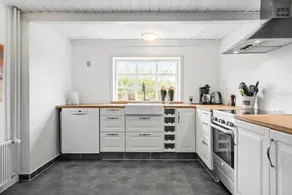 Holiday home with BBQ, hot tub & terrace - Image 2