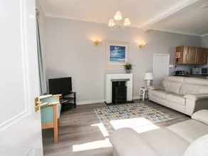 Cottage with garden - Image 2