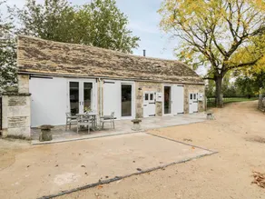 Cottage with garden - Image 2
