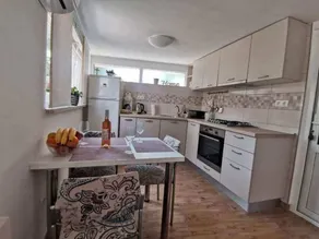 Flat with terrace, barbeque & garden - Image 4