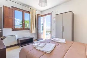 'Sciauru' Room with Shared Outdoor Pool, Wi-Fi and Air Conditioning - Image 3