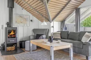 Holiday home with barbecue & terrace - Image 4