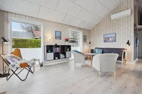 Holiday home with terrace - Image 4