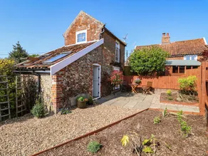 Cottage with terrace & garden - Image 3