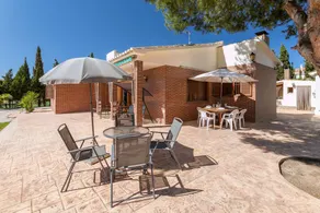 Chalet avec jardin, terrasse et piscine privée | Vue jardin - Image 4