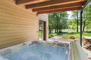 Merveilleuse maison de vacances adaptée aux familles avec piscine, barbecue et terrasse | Vue jardin - Image 2