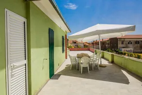 Flat with garden & terrace | Garden view - Image 2