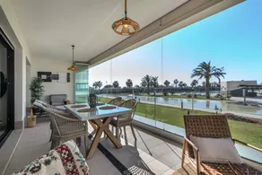 Appartement avec jardin, terrasse et piscine - Image 2