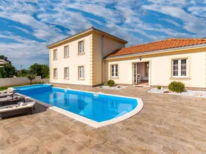 Fully equipped holiday home with private pool, garden & BBQ | Dogs allowed - Image 4